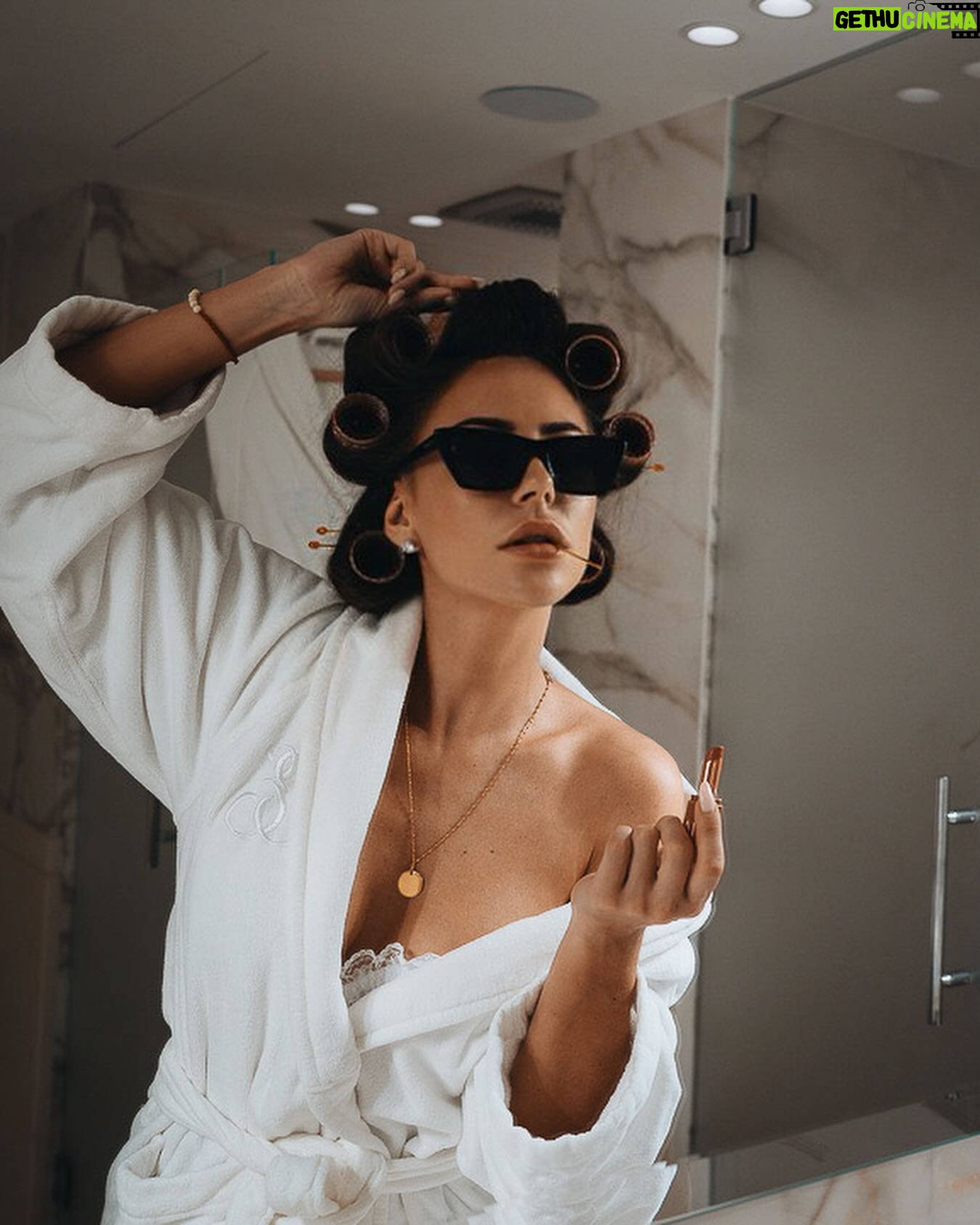 Lena Guillou Instagram - Tu es l’actrice principale de ta propre vie, incarne qui tu as envie d’être et va à ton propre rythme. Ne te compare pas car on a pas tous le même film ni la même histoire. Soi fier de toi, de ton parcours et ne te sens forcée de rien. Tu es libre de tout quitter, tout reprendre à zéro, il n’y a pas d’échec, seulement des étapes qui t’ont forgées. Bon dimanche soir à toutes et à tous ❤️ 📸 : @lucas__sartore