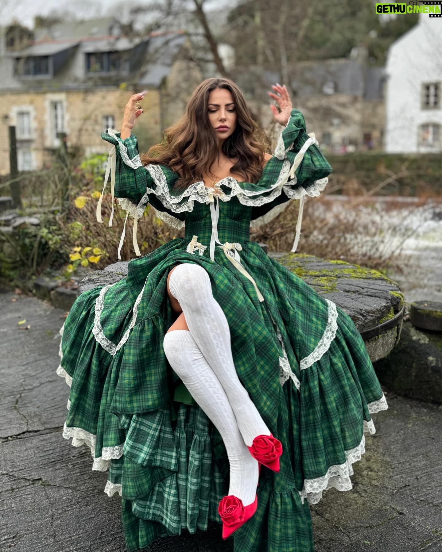 Lena Guillou Instagram - Un très joyeux réveillon à tous les amis 🎄 Aller on respire un grand coup, on est prêt à affronter les sujets qui fâchent durant les discussions familiales ou le cousin relou que vous n’avez pas du tout envie de revoir, le fameux « alors le bébé c’est pour quand » etc. Vous y allez avec une attitude positive et si qqun est négatif vous souriez et passez à autre chose ☺️ Pour celles et ceux qui le fêtent seul(e)s, vous allez être juste tranquilles à manger et faire ce que vous voulez, pas mal 😏 Pour tous les autres je vous souhaite une excellente soirée ❤️✨ Merci à @rosmadec_lemoulin pour m’avoir prêté ses lieux pittoresques et à bientôt pour déguster vos plats d’exception ✨