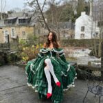 Lena Guillou Instagram - Un très joyeux réveillon à tous les amis 🎄 Aller on respire un grand coup, on est prêt à affronter les sujets qui fâchent durant les discussions familiales ou le cousin relou que vous n’avez pas du tout envie de revoir, le fameux «  alors le bébé c’est pour quand » etc. Vous y allez avec une attitude positive et si qqun est négatif vous souriez et passez à autre chose ☺️ Pour celles et ceux qui le fêtent seul(e)s, vous allez être juste tranquilles à manger et faire ce que vous voulez, pas mal 😏 Pour tous les autres je vous souhaite une excellente soirée ❤️✨ Merci à @rosmadec_lemoulin pour m’avoir prêté ses lieux pittoresques et à bientôt pour déguster vos plats d’exception ✨