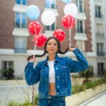 Lena Guillou Instagram - It’s my birthday 😃🎂🎉🎁🎈 En vrai vous le savez je fête 32 mais dans mon fond intérieur je fête mes 26 ans tout juste donc zéro prise de tête, j’aime mon anniversaire et c’est LA journée où je peux littéralement me prendre pour la Queen of the day 👑😍 🎥 : @ugochamblin