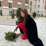 Lena Guillou Instagram - La magie de Noël… 🎄 Qu’on le fête ou pas c’est un moment de partage, en famille, entre amis. Moment de convivialité autour de bons plats, d’attentions par le biais de cadeaux et bien sûr la naissance de Jesus 🥰 Bref mon deuxième moment préféré de l’année après mon anniversaire ✨💫