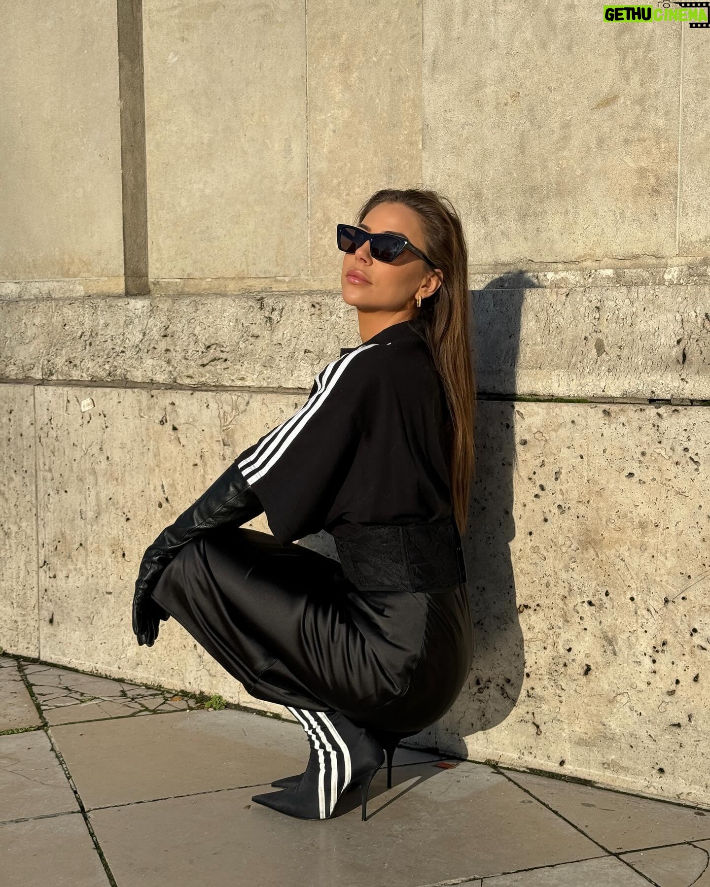 Lena Guillou Instagram - La vidéo de la fin montre un équilibre et une aisance extrême • Pour toutes poses acrobatiques, demandez moi j’ai pleins d’idées 🤸🏻♀️