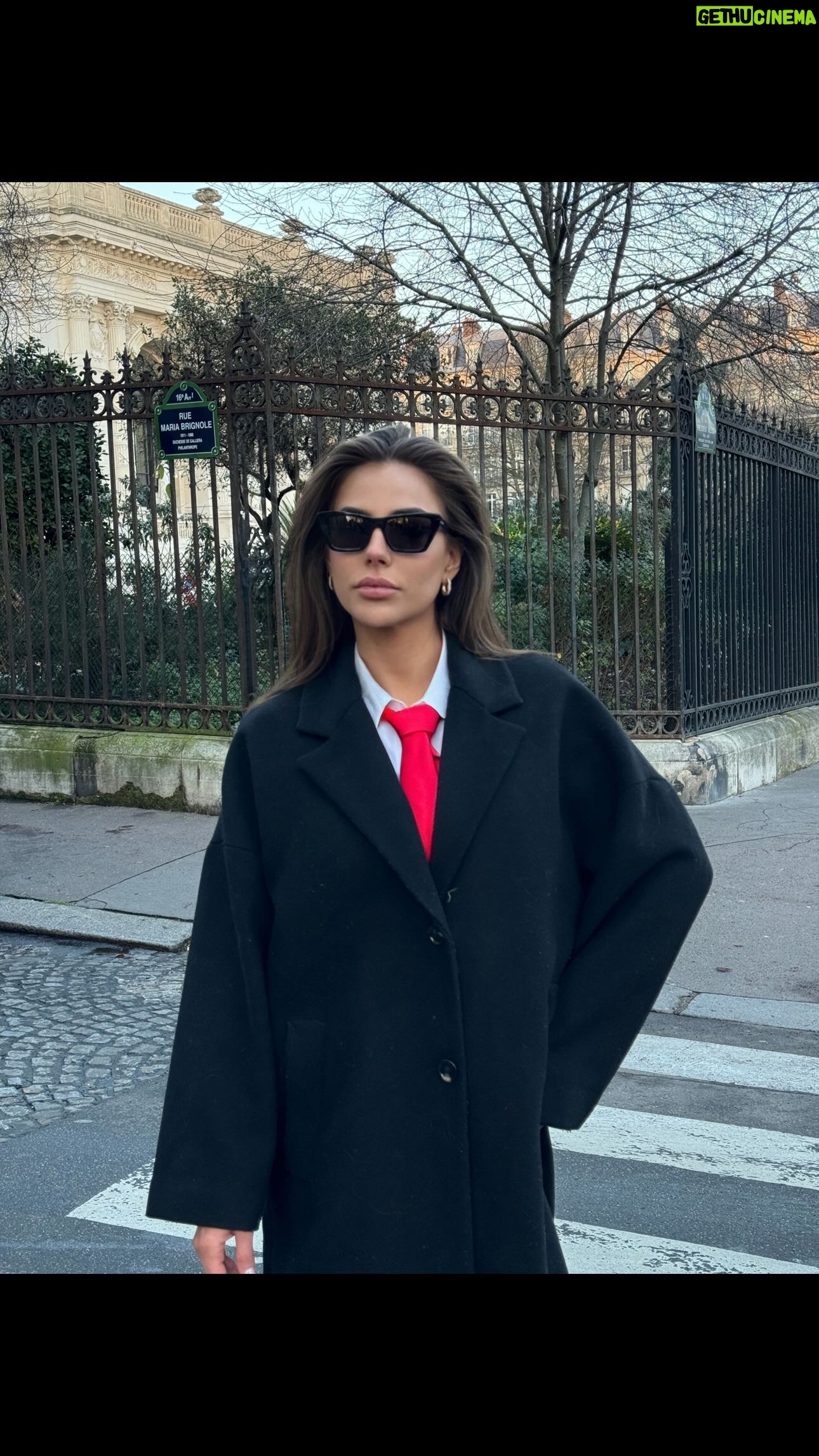 Lena Guillou Instagram - Ça me fait rire ma petite tête avec les tenues oversize, on dirait que je me suis perdue dans le manteau de mon papa 👨🏻
