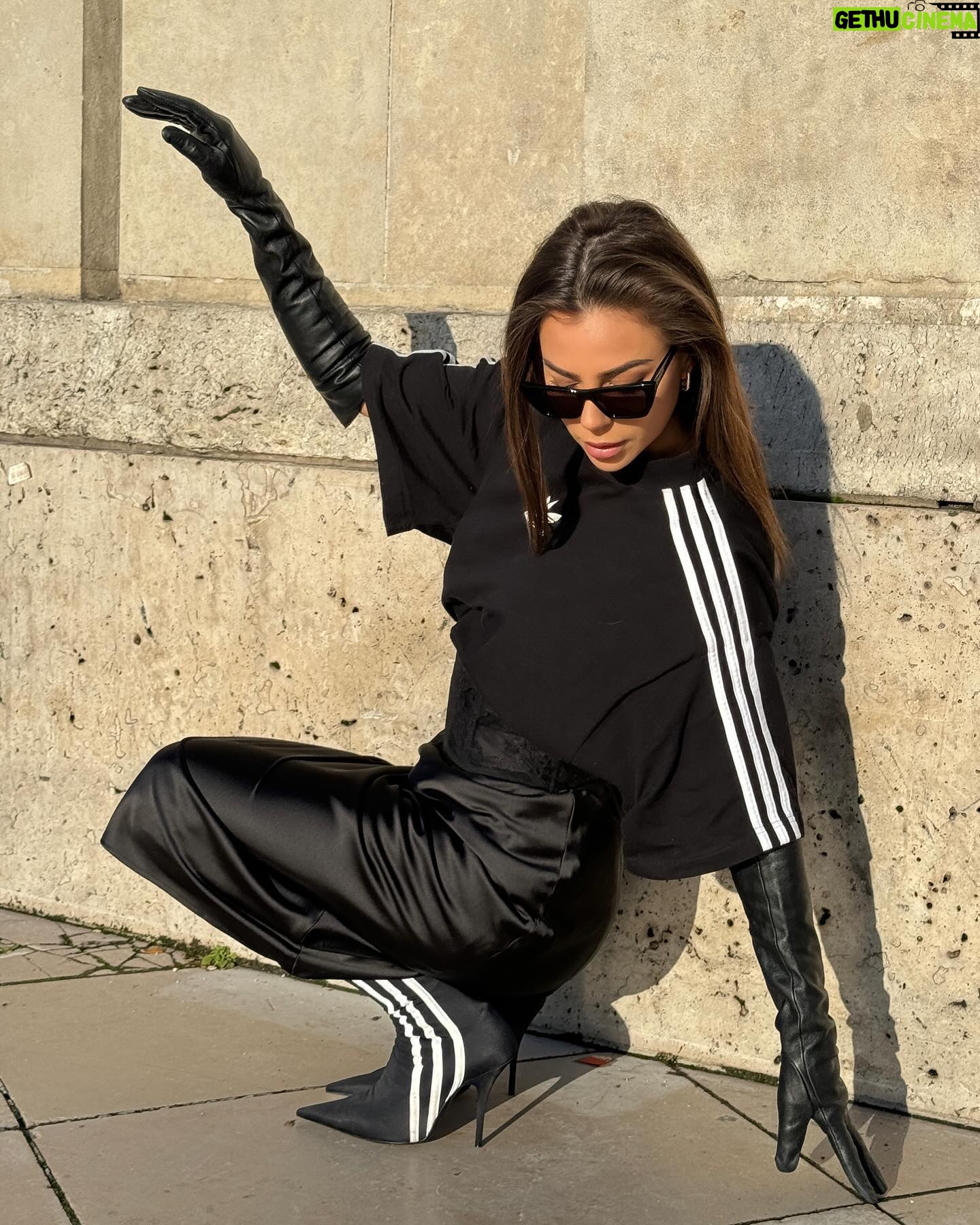 Lena Guillou Instagram - La vidéo de la fin montre un équilibre et une aisance extrême • Pour toutes poses acrobatiques, demandez moi j’ai pleins d’idées 🤸🏻♀️