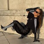 Lena Guillou Instagram - La vidéo de la fin montre un équilibre et une aisance extrême • Pour toutes poses acrobatiques, demandez moi j’ai pleins d’idées 🤸🏻‍♀️