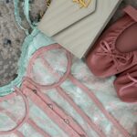 Lena Guillou Instagram - La saison 3 des Bridgerton arrive à grand pas et Lady Lena vous ouvre la saison d’une allure victorienne ✨ Pour qui me prends-je ? Je vous le demande ☺️ 🎀Ref des outfits en story🎀