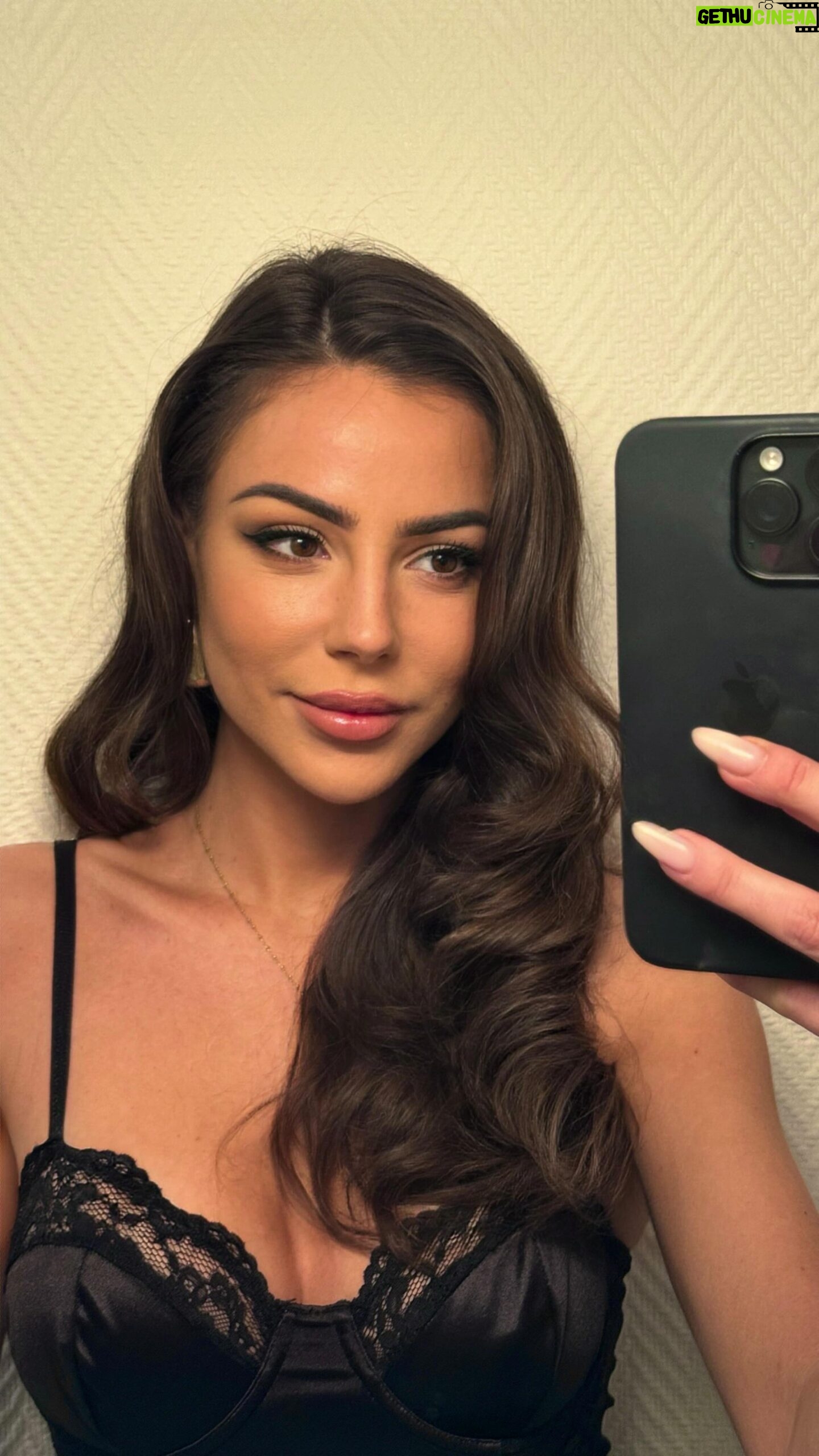 Lena Guillou Instagram - La St Valentin approche, c’est le moment de se démarquer et offrir un cadeau qu’elle n’est pas prête d’oublier. Pour ce faire je vous offre une réduction de -20% sur l’objet de toutes les convoitises : le Womanizer et sur tout le site @womanizerglobal Accompagnez cela d’un joli bouquet, un petit mot et je vous garanti un beau sourire sur le visage de votre chérie ❤️ Pour les filles c’est le moment de sauter le pas, vous me remercierez croyez moi. Le lien est en bio. #Womanizer #womanizernext collaboration commerciale