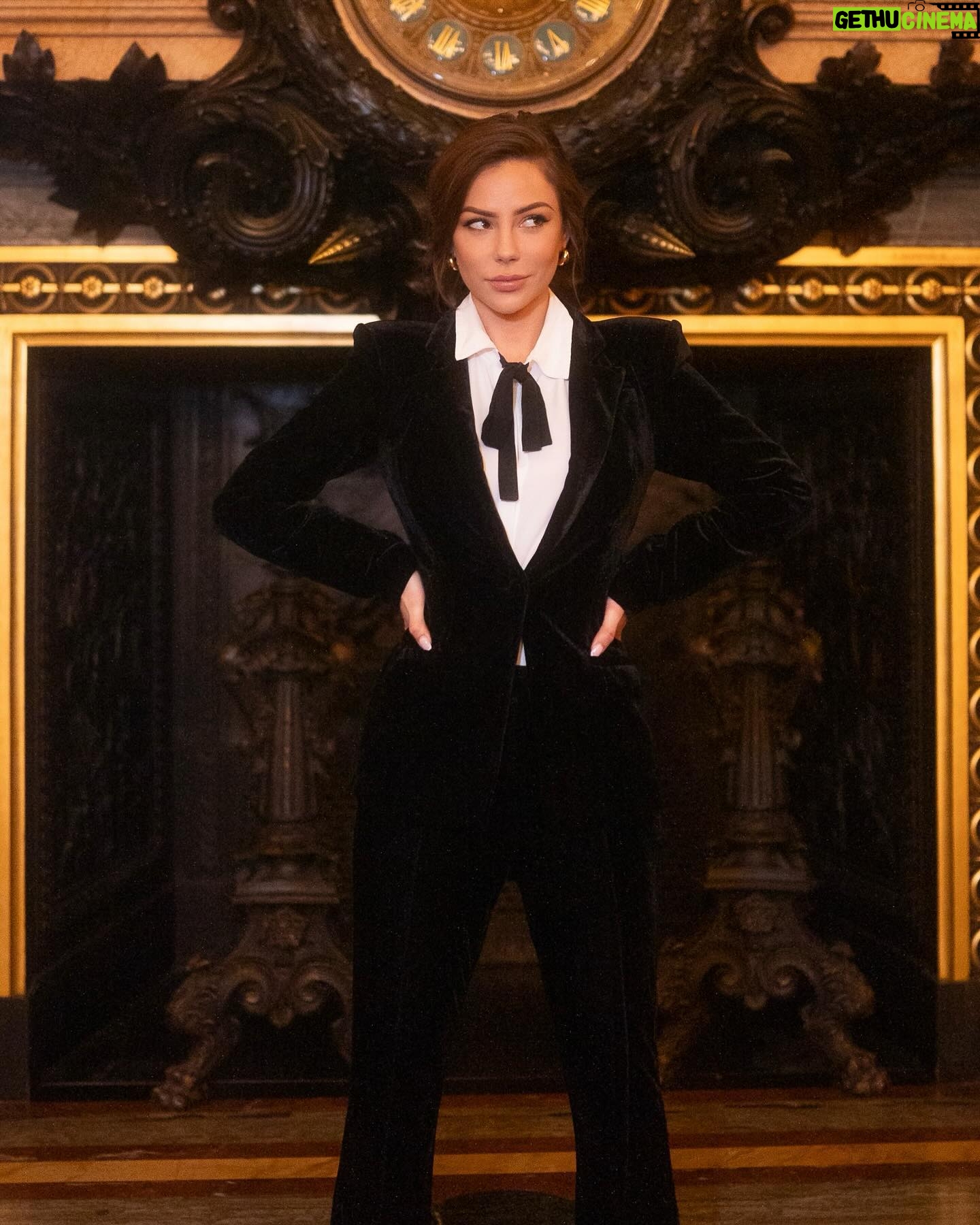 Lena Guillou Instagram - Shooting pour Paris Match de la Duchesse Lena depuis son château situé dans le duché d’Autriche 🏰🇦🇹