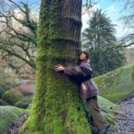 Lena Guillou Instagram - LE SAVIEZ-VOUS ? La thérapie par les arbres a fait ses preuves au Japon et vise à baisser le stress, les tensions nerveuses, améliore la concentration et le système immunitaire 😊 En effet les bienfaits du « tree hugging » sont prouvés alors go vous balader en forêt 🌳