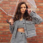 Lena Guillou Instagram - 1 - J’aime beaucoup cet ensemble 2 - Il me va trop grand 3 - Ma jupe tient avec une pince à linge dans le dos 📸 @ugochamblin