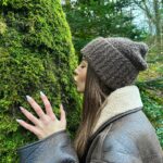 Lena Guillou Instagram - LE SAVIEZ-VOUS ? La thérapie par les arbres a fait ses preuves au Japon et vise à baisser le stress, les tensions nerveuses, améliore la concentration et le système immunitaire 😊 En effet les bienfaits du « tree hugging » sont prouvés alors go vous balader en forêt 🌳