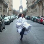 Lena Guillou Instagram - Rester sous la couette oui ! Mais dans les rues de Paris s’il vous plaît 😌🇫🇷