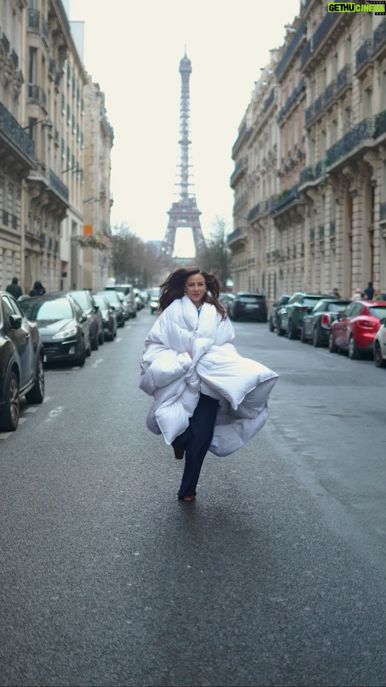 Lena Guillou Instagram - Rester sous la couette oui ! Mais dans les rues de Paris s’il vous plaît 😌🇫🇷