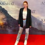 Lena Katina Instagram - Хочется сказать, что погода расстраивает, но слишком холодно даже думать о том, что это весна сейчас и на пороге лето😫 Хорошо,что можно выбраться с друзьями в кино этим холодным Майским вечером🙈 и посидеть с карамельным попкорном, сопереживая кино истории о любви Аманат
