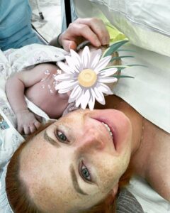 Lena Katina Instagram - Всем привет. Спешу поделиться своим счастьем )) Сегодня, 11.07.2023 года я во второй раз стала мамой! Столько эмоций не передать словами. Поздравляю нашего папу @spiridonov_fm Демьян родился с ростом 52см и весом 3кг290г 💪🏻 Ну что ж, добро пожаловать!!! 👏🏻👏🏻👏🏻