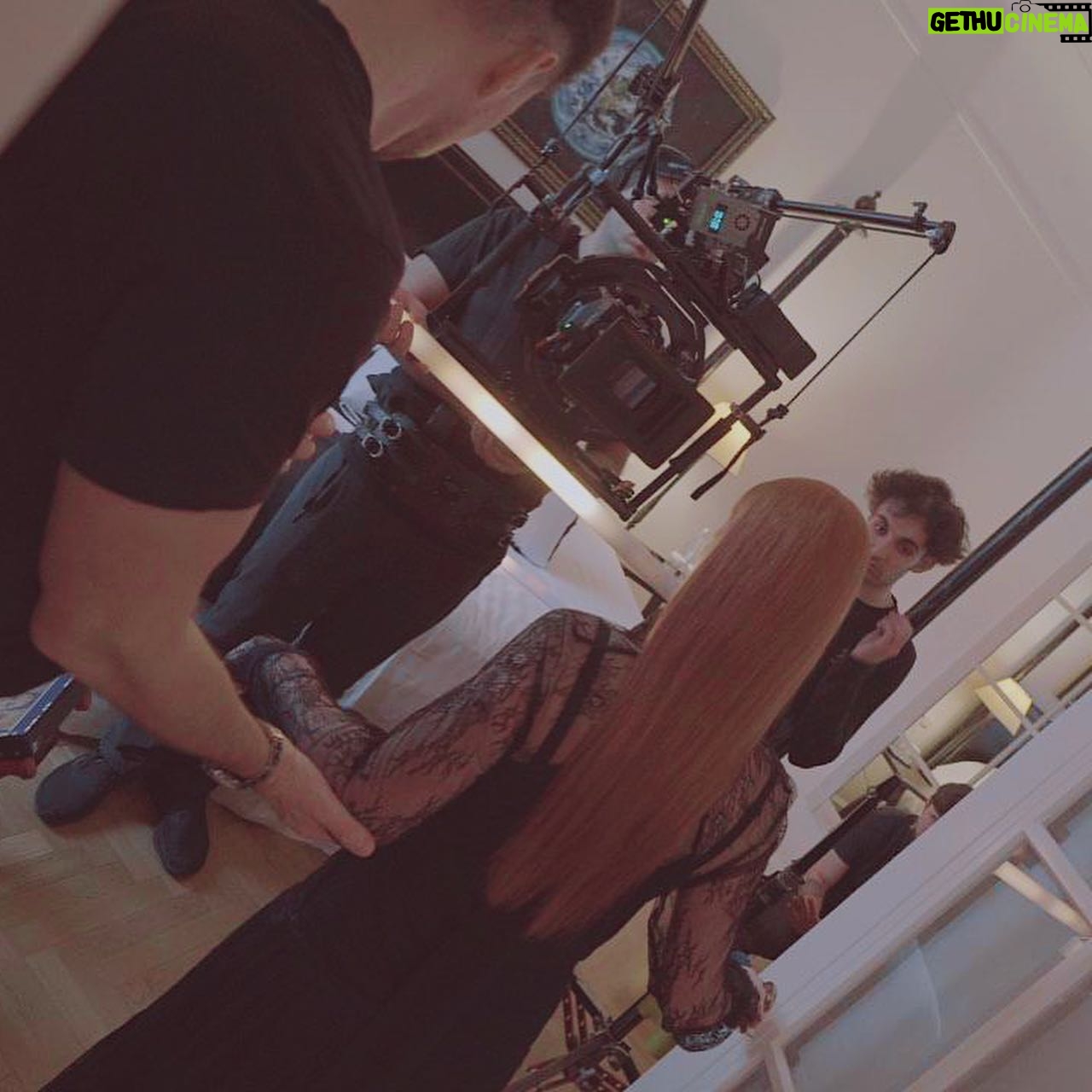 Lena Katina Instagram - Как вы уже догадались, поездка в Питер не случайна🤭 Мы снимали новый видеоклип на один из треков нового EP •Манекен• На какую песню пока не скажу, но клип выйдет в конце весны🤫 Спасибо огромное отелю Астория @astoriahotel за гостеприимный прием и волшебные декорации для наших съемок🥰