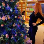 Lena Katina Instagram - Ну вот и настал мой любимый, всегда долгожданный праздник🎄🎉который каждый год обещает что-то волшебное, чудесное, новое… в этом году я в ожидании новой жизни, нового человечка, который растет у меня внутри, и пока еще размером с абрикосину, но уже очень любим! 🥰 И это наше личное семейное чудо! Мне есть за что благодарить 2022, а в 2023 я вступаю с новыми надеждами, целями, планами, как личными, так и творческими ))) счастливого Нового Года нам всем! Пусть он принесет спокойствие, доброту, умиротворение, удачу, улыбки! Будьте здоровы и счастливы! Верьте в чудеса, и они обязательно с вами произойдут!!! Всех Лю!!!🫶🏻🧡