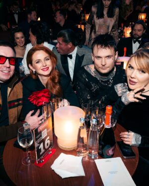 Lena Katina Instagram - Прекрасно провели время на съемках Новогодней программы comedy club! Посмеялись от души! Ну, вы, наверное, уже видели )) а если не видели-посмотрите 😉 Всех с Новым Годом еще раз! 🎄🎉☺️ @comedyclubru  @tnt_online