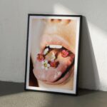 Lena Klenke Instagram – PRINTS FOR PEACE
– Flower Bomb

Aufgewachsen in völliger Behütung, waren Kriege präsent durch Geschichtsbücher und Nachrichten. Auch in kürzerer Vergangenheit, aber nie so greifbar und nah wie aktuell. Und auf einmal war da die völlige Überforderung. Man möchte verstehen, helfen und schämt sich dafür, dass es einem so gut geht. Die Hilfsbereitschaft ist groß: Der eine versammelt sich bei Demonstrationen, der nächste sortiert Sachen aus oder spendet im Stillen. Auch Kunst und Kultur sind Helfer in solchen Zeiten – ein paar Zeilen lesen, jemandem zuhören, Musik, Theater, Bilder. Ich entdeckte verschiedenste Aktionen, wo Künstler*innen ihre Werke als Drucke verkauften und den Erlös teilweise oder ganz spendeten. Dies setzte den Impuls für ein gemeinsames Projekt mit der Fotografin @studionedarajabi 

In ihrem Studio nahm sie letztes Jahr ein Bild von mir auf: Kleine, zarte, helle Blüten auf einer rauen Zunge. Absurd schön und aufmunternd. Bitter-süß.

Dieses Motiv “Flowerbomb” haben wir als Print ausgewählt. 100% der Einnahmen unserer Aktion, werden an drei Organisationen (@doarte_stiftung , @hawar.help , @visionsforchildren ) gespendet, die sich tagtäglich für Frauen-, Kinder- und Menschenrechte einsetzen. So wollen wir nicht nur Geflüchteten aus der Ukraine, sondern aus verschiedenen Teilen der Welt beistehen. Wir freuen uns über jeden Einzelnen, der hier unterstützt.

May Peace and Unity win.
✌🏼🌻

Link in bio to buy :)