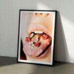 Lena Klenke Instagram – PRINTS FOR PEACE
– Flower Bomb

Aufgewachsen in völliger Behütung, waren Kriege präsent durch Geschichtsbücher und Nachrichten. Auch in kürzerer Vergangenheit, aber nie so greifbar und nah wie aktuell. Und auf einmal war da die völlige Überforderung. Man möchte verstehen, helfen und schämt sich dafür, dass es einem so gut geht. Die Hilfsbereitschaft ist groß: Der eine versammelt sich bei Demonstrationen, der nächste sortiert Sachen aus oder spendet im Stillen. Auch Kunst und Kultur sind Helfer in solchen Zeiten – ein paar Zeilen lesen, jemandem zuhören, Musik, Theater, Bilder. Ich entdeckte verschiedenste Aktionen, wo Künstler*innen ihre Werke als Drucke verkauften und den Erlös teilweise oder ganz spendeten. Dies setzte den Impuls für ein gemeinsames Projekt mit der Fotografin @studionedarajabi 

In ihrem Studio nahm sie letztes Jahr ein Bild von mir auf: Kleine, zarte, helle Blüten auf einer rauen Zunge. Absurd schön und aufmunternd. Bitter-süß.

Dieses Motiv “Flowerbomb” haben wir als Print ausgewählt. 100% der Einnahmen unserer Aktion, werden an drei Organisationen (@doarte_stiftung , @hawar.help , @visionsforchildren ) gespendet, die sich tagtäglich für Frauen-, Kinder- und Menschenrechte einsetzen. So wollen wir nicht nur Geflüchteten aus der Ukraine, sondern aus verschiedenen Teilen der Welt beistehen. Wir freuen uns über jeden Einzelnen, der hier unterstützt.

May Peace and Unity win.
✌🏼🌻

Link in bio to buy :)