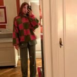 Lena Klenke Instagram - Merry almost Crismas from us to you. Hab mit diesen Chaoten Anfang des Jahres einen unfassbar wilden, aufregenden und vor allem improvisierten Dreh gehabt unter der Regie des einzig wahren @jangeorgschuette Wir haben alles an einem Tag mit über 42 Kameras gedreht und das Ganze könnt ihr jetzt in der @ardmediathek sehen und am 23.12 um 17 Uhr im TV. Wie es an Weihnachten eben so ist, war wirklich alles dabei… (swipe for spoiler hihi) . Und jetzt alle lieb zueinander sein und nicht vergessen it’s a lot for everybody… Danke an die ganze @florida_film , ihr seid der Hammer & alle meine tollen Kolleg/innen, ich verneige mich vor euch ✨🎀✨