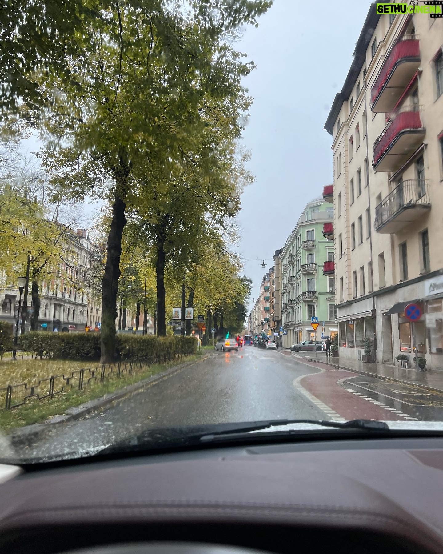 Lena Philipsson Instagram - Det regnar här i Stockholm idag..