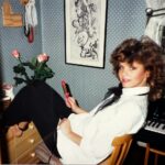 Lena Philipsson Instagram – Här sitter jag.
I mitt rum i Vetlanda.
Antagligen 1986, kanske 1987.
Jag träffar en tidning, så jag har gjort mig fin.
Lockarna, scarfen.
Ett så kallat ”hemma hos”-reportage. 
Jag har precis börjat min väg i artistbranschen.
Mycket ska komma att hända som jag ännu inte vet om.
Turnéer, tv-program, intervjuer.
Jag stretar på.
Tar min plats.
Denna dag som vilken annan dag som helst.
