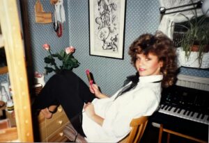 Lena Philipsson Instagram - Här sitter jag.
I mitt rum i Vetlanda.
Antagligen 1986, kanske 1987.
Jag träffar en tidning, så jag har gjort mig fin.
Lockarna, scarfen.
Ett så kallat ”hemma hos”-reportage. 
Jag har precis börjat min väg i artistbranschen.
Mycket ska komma att hända som jag ännu inte vet om.
Turnéer, tv-program, intervjuer.
Jag stretar på.
Tar min plats.
Denna dag som vilken annan dag som helst.