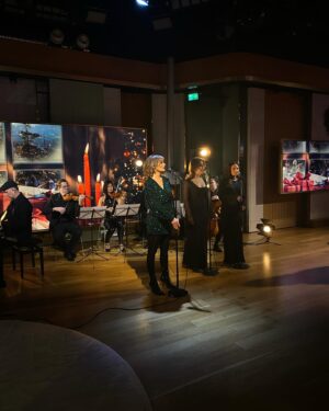 Lena Philipsson Instagram - Idag var jag och sjöng min lilla jullåt på tv4 Nyhetsmorgon. Som alltid både trevligt och lite nervöst.
#julgransgrönt #redlips 

I DECEMBER 🎹