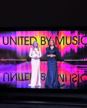 Lena Philipsson Instagram - Grattis Sverige till en fantastisk tv- produktion. 🎤Snyggt, proffsigt, underbara färger, modernt och kul.
Petra och Malin- två superstars- mycket bra, stabila, lugna, smarta och drivna.⭐️
Och grattis Schweiz 🇨🇭 till en välförtjänt vinst.