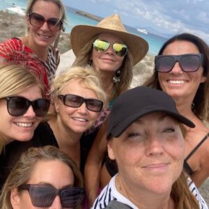 Lena Philipsson Instagram - Oj vilken resa det blev❤️
Strapatser, utmaningar och skratt när vi firade Sandra som fyllt 50!
Underbart! Tack alla!

@koffnersandra @lisastadell @jessicawahlgrennorman @pernillawahlgren @nannegronvall @hedlund_hanna