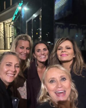 Lena Philipsson Instagram - Först var vi ute på helt olika fester, sen sammanstrålade vi på stan - roligt ju!
(Stim100år Jonas Gardell Boyband)
@annsanlund @koffnersandra @lisastadell @nannegronvall 
Tydligen var vi en sväng på pub Anchor också..

Tack för bilden Nanne!