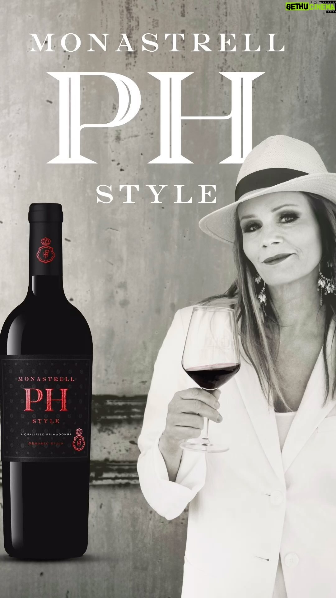 Lena Philipsson Instagram - Somrig återblick av fotograferingen inför mitt röda vin PH Style Monastrell i samarbete med @wine.affair Vinet kommer från Bodegas Juan Gil. (En av dom mest populära vinproducenterna i vindistriktet Jumilla i Spanien) All odling hos familjen Gils sker helt ekologiskt och druvorna skördas för hand. (Dessutom är vinet tappat på en lättare glasflaska så att det uppfyller kraven för att bli ett av Systembolagets mest hållbara viner 👍🏻) Juan Gil är helt självförsörjande på el med hjälp av sina egna solpaneler, dom återbrukar sitt vatten och har dessutom en egen kompostering av restprodukterna(med hårt arbetande daggmaskar i 🪱) Bodegas Juan Gil är helt enkelt en del av framtiden. PH Style Monastrell är smakrikt med inslag av skogshallon, mörka körsbär och björnbär. Vill du testa? Gå i så fall in på Systembolaget och beställ hem vinet till just din butik. Artikelnummer 5553601 Eller tryck på länken i min profil. PH Style Monastrell Pris: 101 kr | nr 5553601| 750 ml | Alk. 14 % Producent: Bodegas Juan Gil