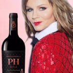 Lena Philipsson Instagram – PH STYLE i samarbete med @wine.affair

Har du provat mitt nya röda vin?

Det har blivit utsett till bästa kändisvin med fyra plus i Aftonbladet och FYND av både Munskänkarna och Vinbörsen.

Beställningslänk finns i min bio

PH Style Monastrell
Pris: 101 kr | nr 5553601| 750 ml | Alk. 14 %
Producent: Bodegas Juan Gil

PH Style Monastrell är smakrikt med inslag av skogshallon, mörka körsbär och björnbär.

Det passar bra att servera som sällskapsvin, och till exempelvis buffémat, grillat eller tapas.