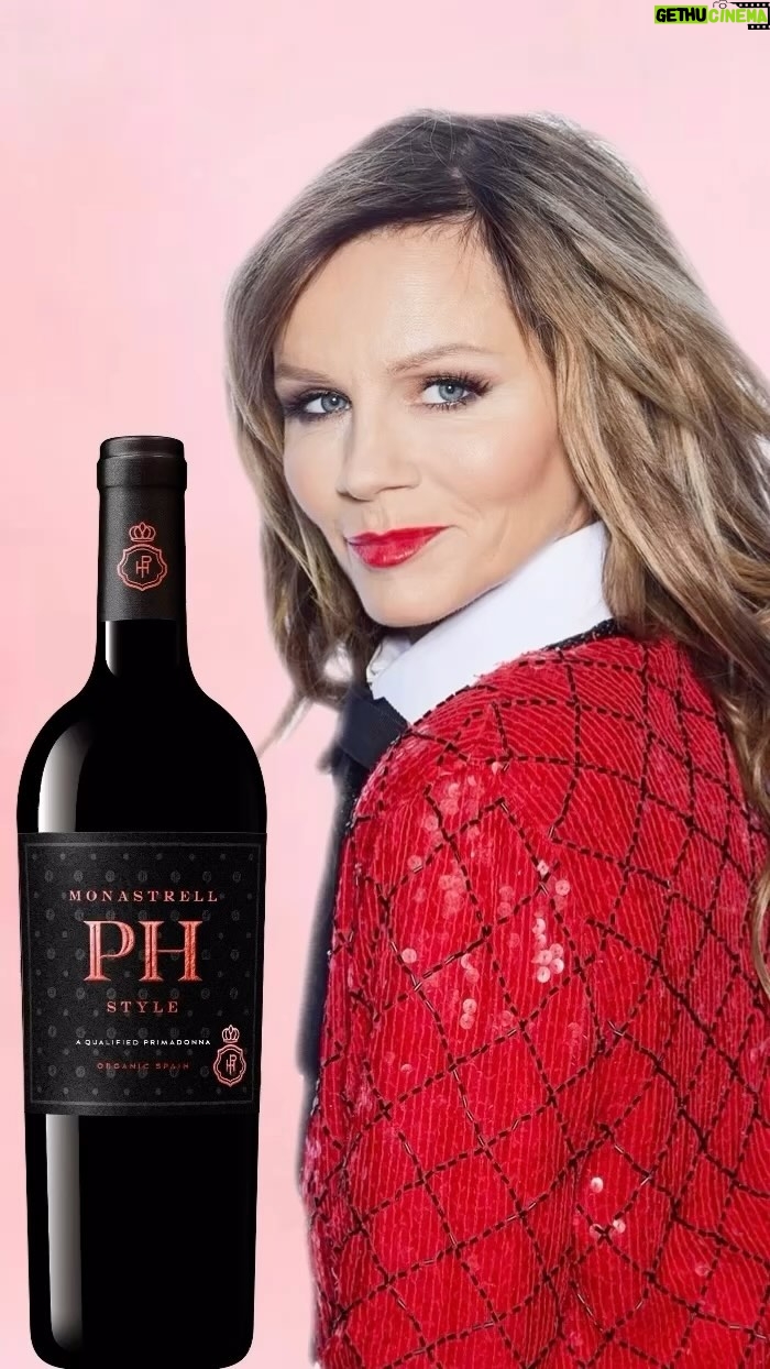 Lena Philipsson Instagram - PH STYLE i samarbete med @wine.affair Har du provat mitt nya röda vin? Det har blivit utsett till bästa kändisvin med fyra plus i Aftonbladet och FYND av både Munskänkarna och Vinbörsen. Beställningslänk finns i min bio PH Style Monastrell Pris: 101 kr | nr 5553601| 750 ml | Alk. 14 % Producent: Bodegas Juan Gil PH Style Monastrell är smakrikt med inslag av skogshallon, mörka körsbär och björnbär. Det passar bra att servera som sällskapsvin, och till exempelvis buffémat, grillat eller tapas.