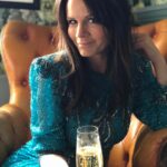 Lena Philipsson Instagram - I bubbelsamarbete med @wine.affair Vad tror ni bubblar i mitt glas? Min Cava PH Style finns på Systembolaget. En frisk cava som jag tycker är god och som passar utmärkt till mycket på påskbordet eller som sällskapsdryck och skål. Cava PH Style Pris 101 kr | nr 5945201 | 750 ml #phstyle #perelada #cava #mousserande