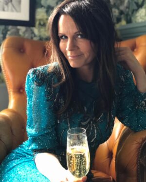 Lena Philipsson Instagram - I bubbelsamarbete med @wine.affair 
 
Vad tror ni bubblar i mitt glas?
 
Min Cava PH Style finns på Systembolaget. En frisk cava som jag tycker är god och som passar utmärkt till mycket på påskbordet eller som sällskapsdryck och skål.
 
Cava PH Style
Pris 101 kr | nr 5945201 | 750 ml
 
#phstyle #perelada #cava #mousserande