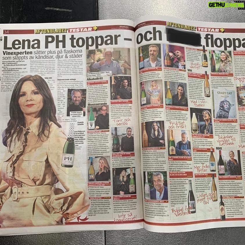 Lena Philipsson Instagram - I samarbete med @wine.affair. Titta så stiligt i tidningen! Hihi! Vi har fått fina betyg både för cavan och för det nya röda vinet. 4 plus för båda. Vi är såååå stolta och glada! (Har strukit över det andra namnet, kändes lite otrevligt att ha med det..) Är du nyfiken på att prova mitt röda vin? Gå i så fall in på Systembolaget på nätet eller i just din butik och beställ hem vinet. Artikelnummer 5553601 Eller tryck på länken i min profil. PH Style Monastrell Pris: 99 kr | nr 5553601| 750 ml | Alk. 14 % Producent: Bodegas Juan Gil