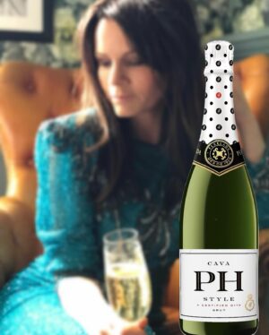Lena Philipsson Instagram - I bubbelsamarbete med @wine.affair 
 
Vad tror ni bubblar i mitt glas?
 
Min Cava PH Style finns på Systembolaget. En frisk cava som jag tycker är god och som passar utmärkt till mycket på påskbordet eller som sällskapsdryck och skål.
 
Cava PH Style
Pris 101 kr | nr 5945201 | 750 ml
 
#phstyle #perelada #cava #mousserande