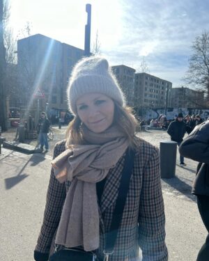 Lena Philipsson Instagram - Soligt väder.
Vårkänsla vid Mauerpark.
Och så fika.