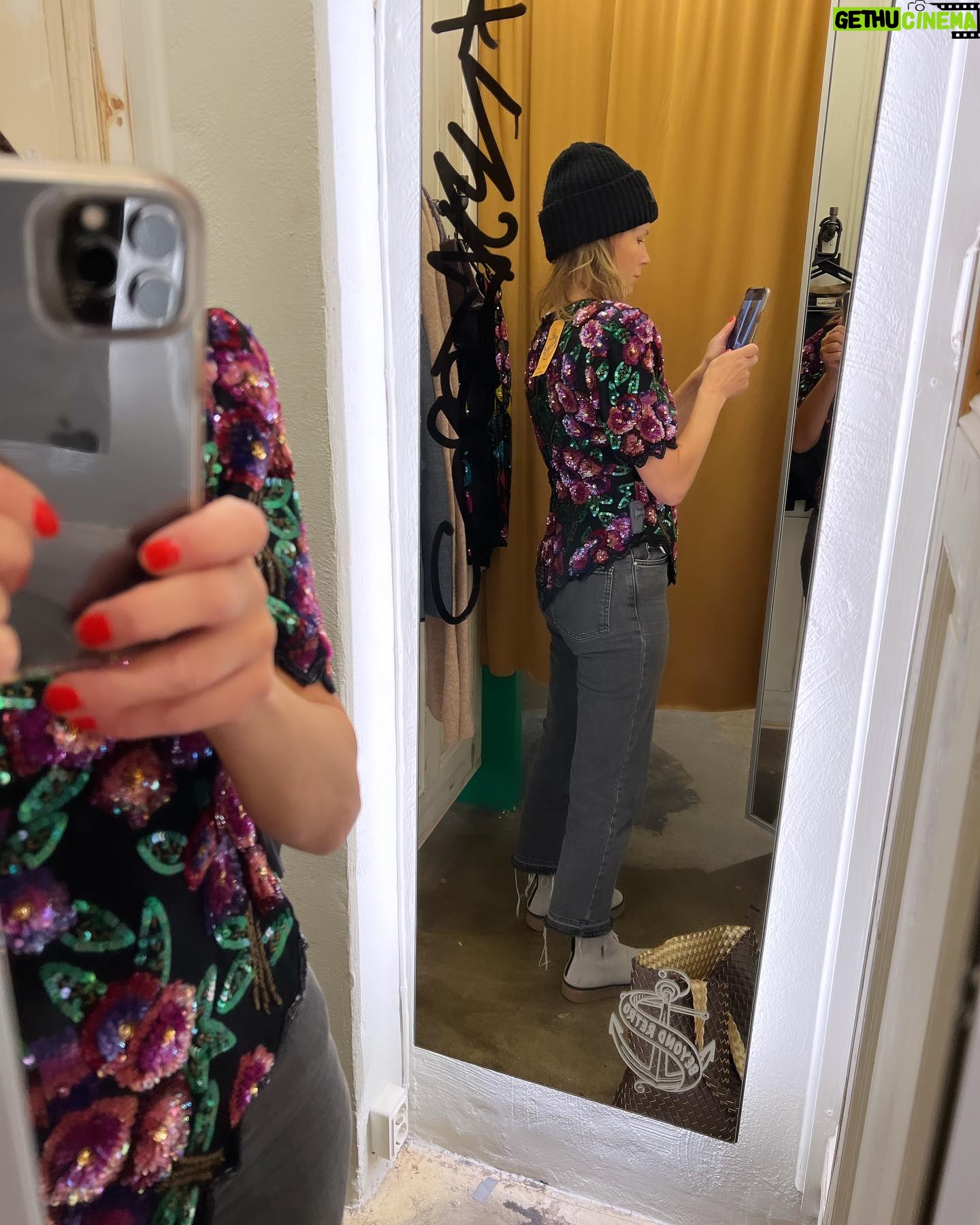 Lena Philipsson Instagram - Hur många gånger har jag egentligen stått inne i provrum och fotat mig i glittriga second-hand-kläder? Oklart. Måste alltid se dom lite ”på håll” innan jag bestämmer mig. Jo, den följde med hem. Den var ju ändå ”typ” i min storlek. Trevlig fredag!