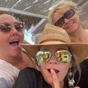 Lena Philipsson Instagram - Oj vilken resa det blev❤️
Strapatser, utmaningar och skratt när vi firade Sandra som fyllt 50!
Underbart! Tack alla!

@koffnersandra @lisastadell @jessicawahlgrennorman @pernillawahlgren @nannegronvall @hedlund_hanna