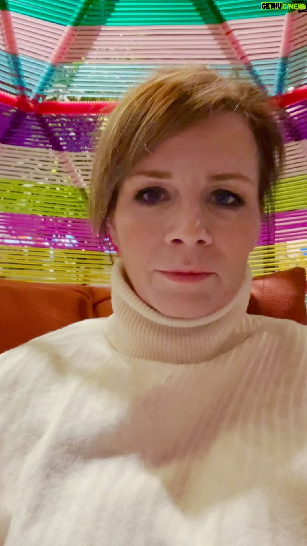 Lena Philipsson Instagram - Här sitter jag och gungar och längtar till fredag.