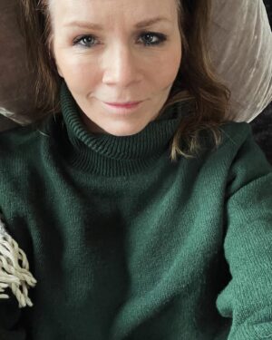 Lena Philipsson Instagram - Tack för alla inlägg om favoritlåtar ni har!
Väldigt kul läsning.
Många gamla minnen dök upp och om jag ska vara helt ärlig även nån låt jag inte riktigt visste vilken den var -”havet” tror jag att nån skrev tex. Va?
Jag blev påmind om alla olika sorters låtar som jag och andra skrivit under alla år. Från komplicerade låtar med många harmonier till enklare. Hela 006-albumet som var så otroligt experimentell och vansinnigt kul att göra. My-name-skivan som var en stor succé. 
Många låtar har det blivit.
När ska man hinna spela alla?