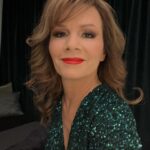 Lena Philipsson Instagram – Idag var jag och sjöng min lilla jullåt på tv4 Nyhetsmorgon. Som alltid både trevligt och lite nervöst.
#julgransgrönt #redlips 

I DECEMBER 🎹