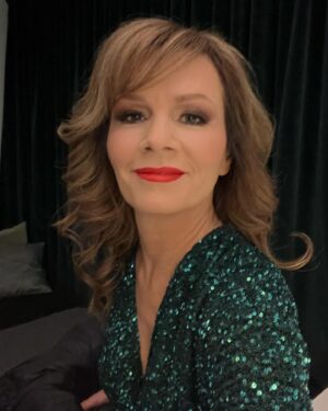 Lena Philipsson Instagram - Idag var jag och sjöng min lilla jullåt på tv4 Nyhetsmorgon. Som alltid både trevligt och lite nervöst.
#julgransgrönt #redlips 

I DECEMBER 🎹