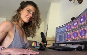 Leo Margets Instagram - Estamos en la semana final de las series de Winamax y voy a estar retransmitiendo en directo de lunes a miércoles! 
Además tengo un reto de por medio que os cuento por stories :) 
¿Os pasáis a railear ?😇
.
#poker #onlinepoker #thegrind #myoffice