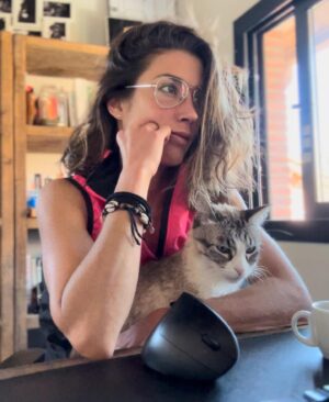 Leo Margets Instagram - Soy muy suertuda porque cuando estoy en casa a lo largo del día hago todo acompañada de mis seres preferidos🥰 
Aquí mañanas de estudio/juego con Pitu🤓
 
.
#ilovemycat #ilovemyjob #study #ilovethisgame #pokerplayer #pokerlife