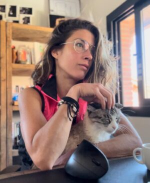 Leo Margets Instagram - Soy muy suertuda porque cuando estoy en casa a lo largo del día hago todo acompañada de mis seres preferidos🥰 
Aquí mañanas de estudio/juego con Pitu🤓
 
.
#ilovemycat #ilovemyjob #study #ilovethisgame #pokerplayer #pokerlife