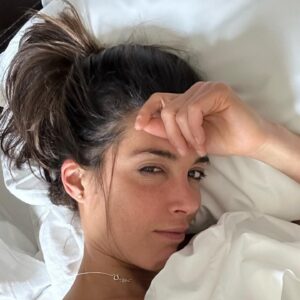 Leo Margets Instagram - Buenos días! Paso por aquí para confirmar que dormir bien es una súper pócima 🪄
🙋🏽‍♀️❤️😴
En unas horas road to Sismix Marrakech!🪩🐫♠️